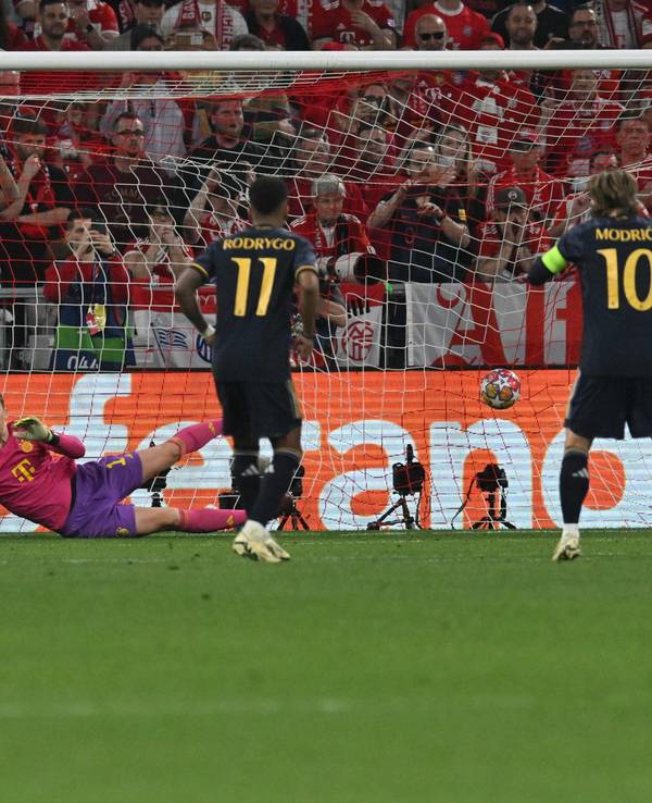 Schlusspunkt in der Allianz-Arena: Vinícius Júnior trifft per Elfmeter zum 2:2 für Real Madrid gegen den FC Bayern.