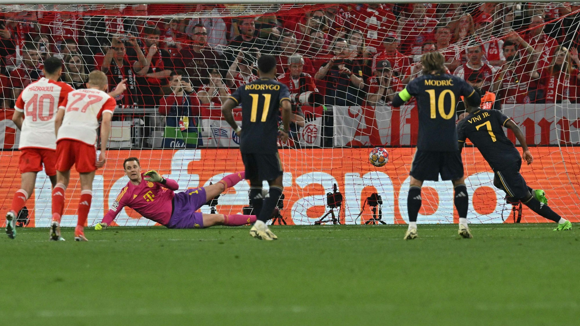 Schlusspunkt in der Allianz-Arena: Vinícius Júnior trifft per Elfmeter zum 2:2 für Real Madrid gegen den FC Bayern.