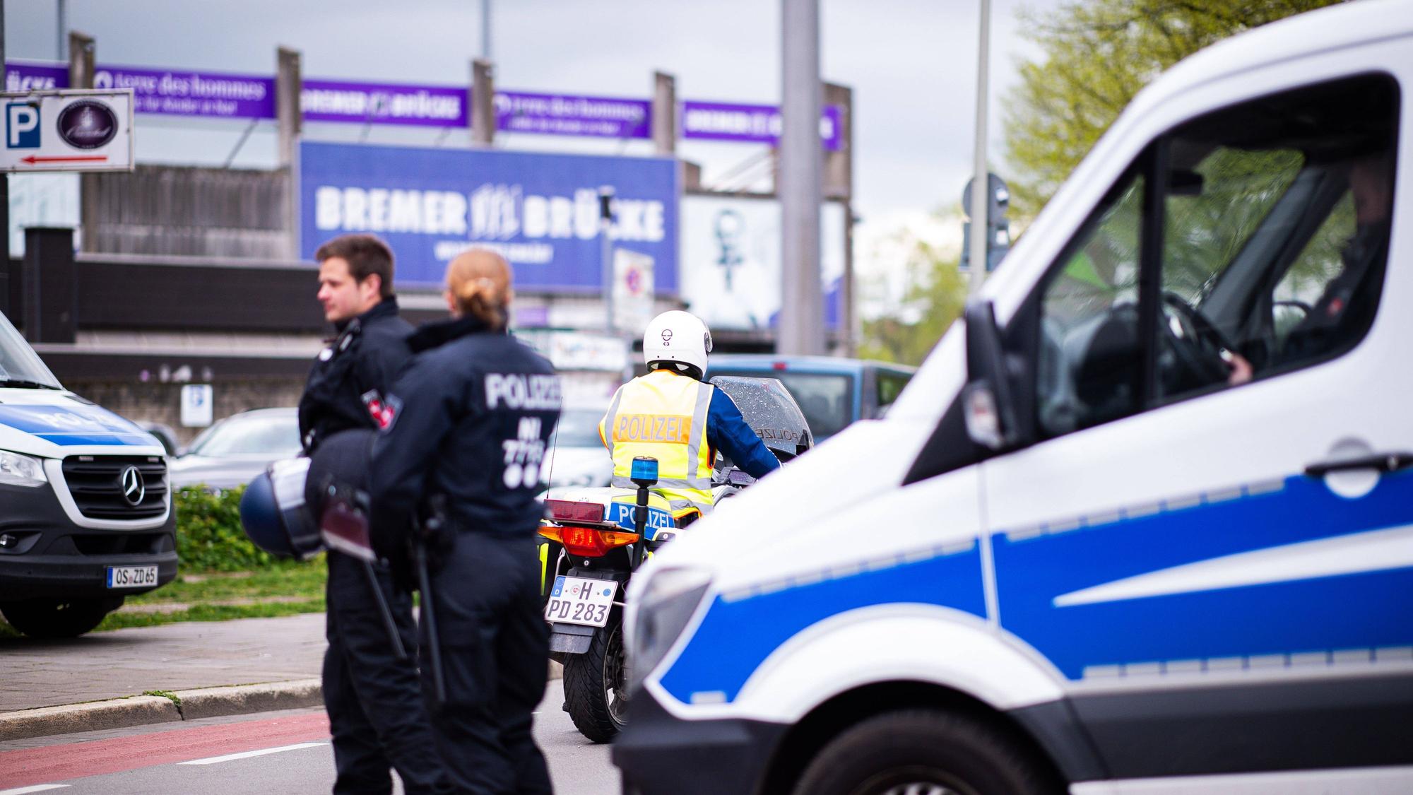 Polizeikräfte beim Heimspiel gegen Eintracht Braunschweig vor dem Stadion an der Bremer Brücke in Osnabrück.