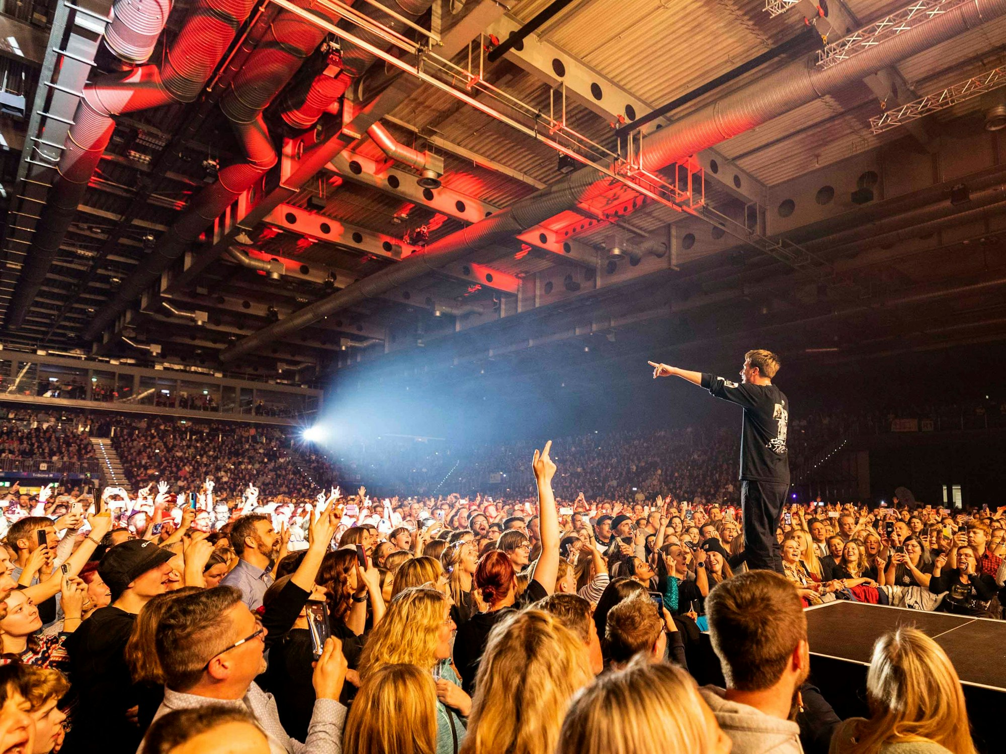 Clueso live bei seinem Weihnachtskonzert in der Messehalle Erfurt.