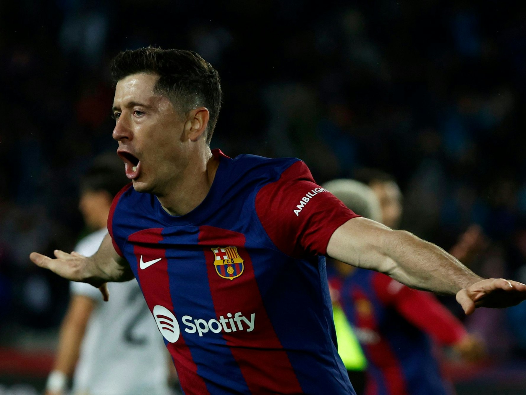 Robert Lewandowski bejubelt seinen Dreierpack gegen den FC Valencia am Montag (29. April 2024).