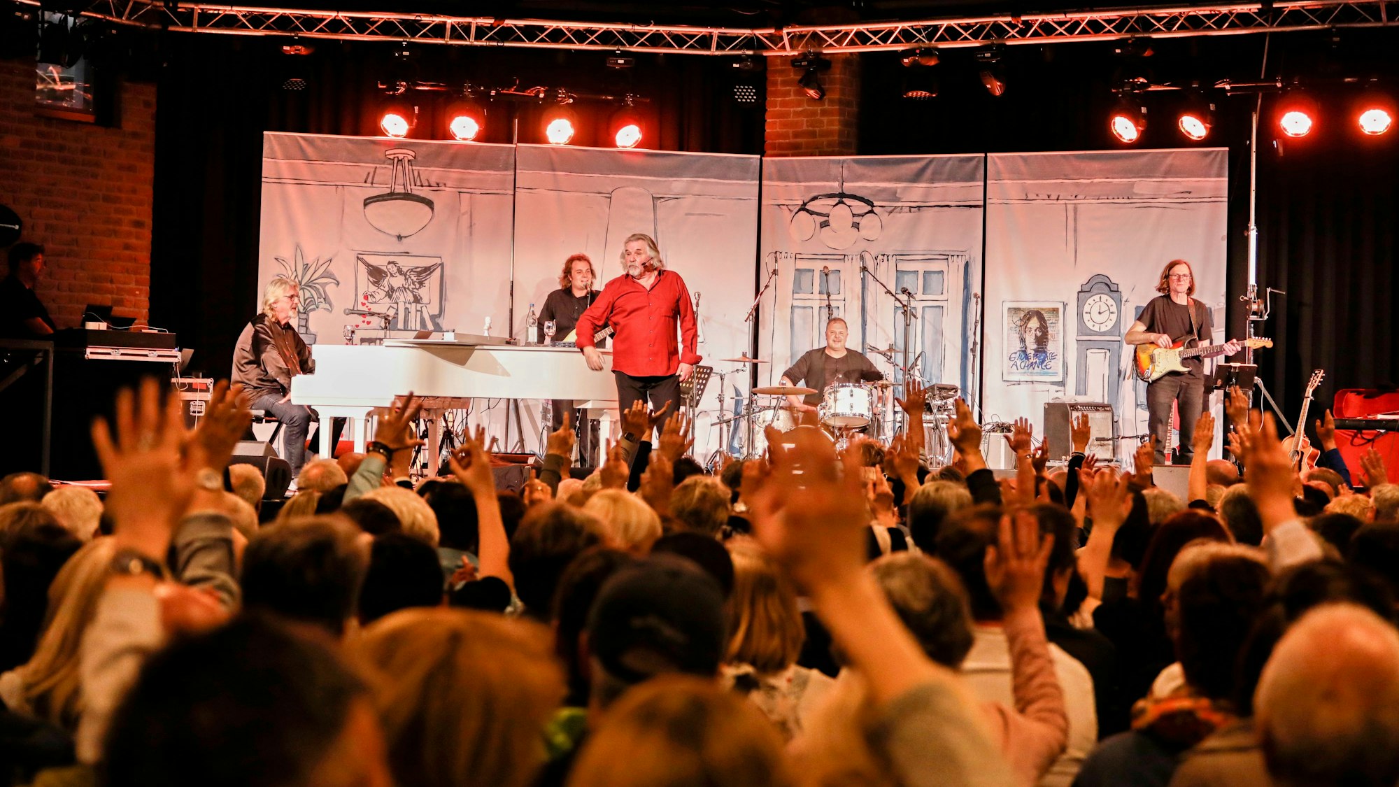 Tommy Engel beim Konzert mit Band.
