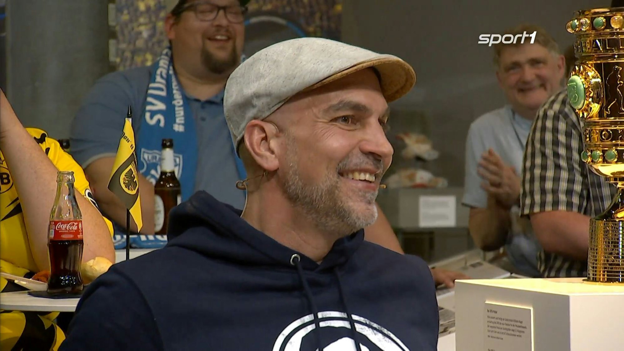 Mit einem Schmunzeln erklärt sich Markus Babbel bereit für den Trainer-Job beim FC Bayern.