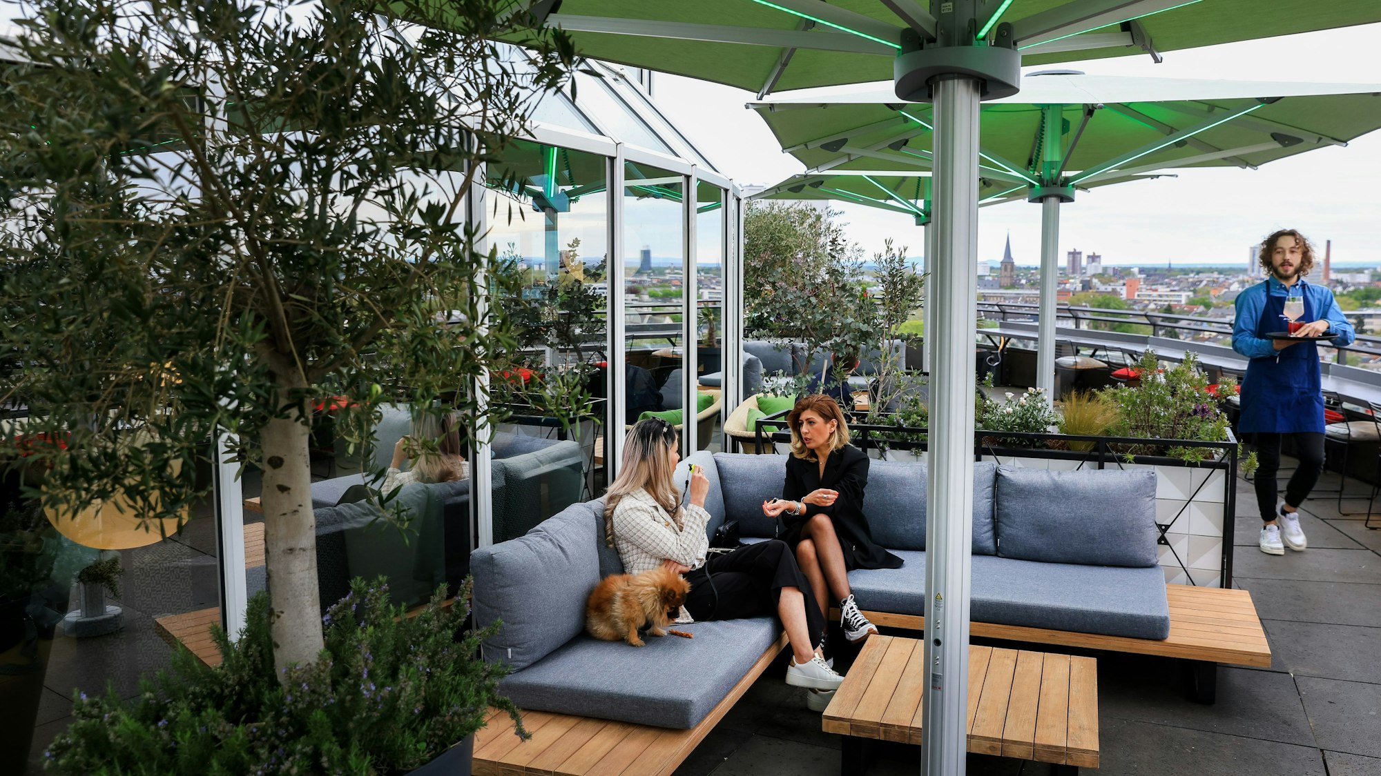 Kölns Rooftop Bar „Bar Botanik“ feiert die Saisoneröffnung.