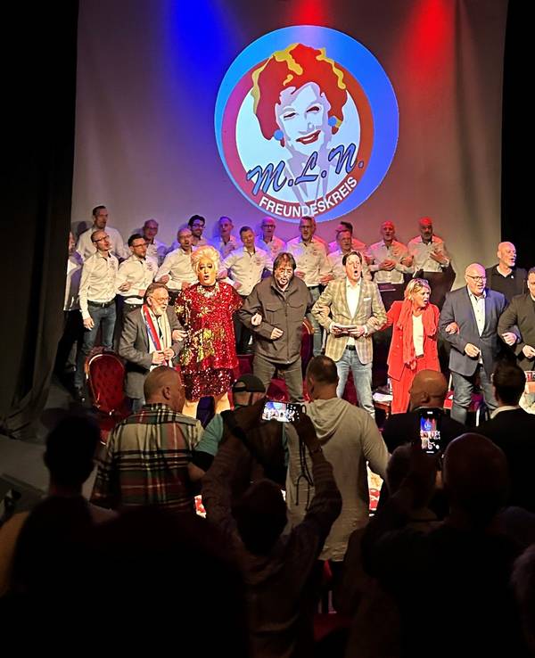 Ken Reise singt bei Hommage für Marie-Luise Nikuta.