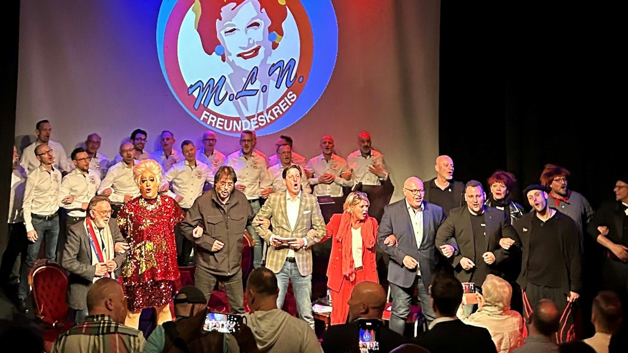 Ken Reise singt bei Hommage für Marie-Luise Nikuta.