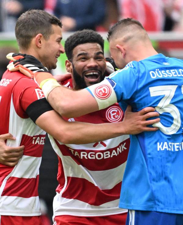 Die Düsseldorfer Spieler Tim Oberdorf, Jamil Siebert und Florian Kastenmeier jubeln im Spiel gegen Greuther Fürth.