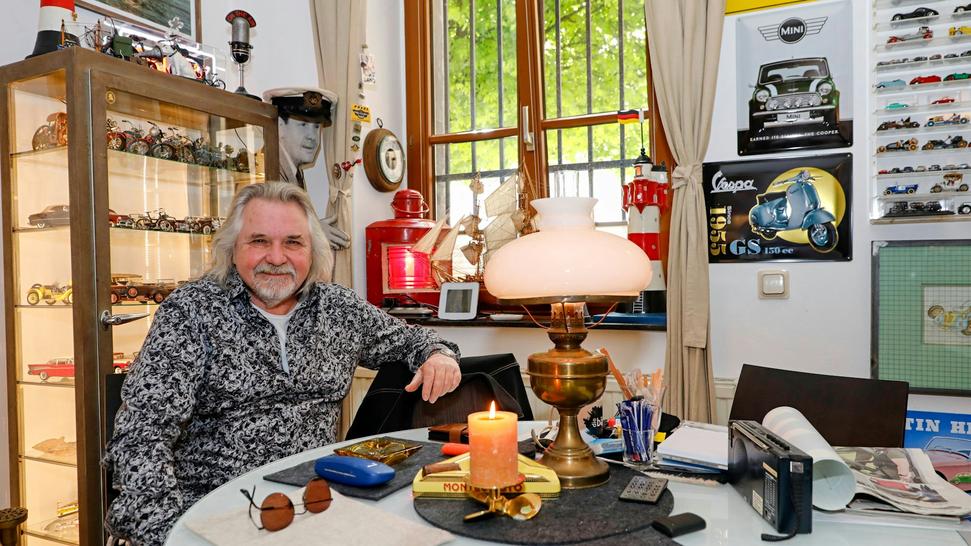 Tommy Engel sitzt in seinem heimischen Museum.