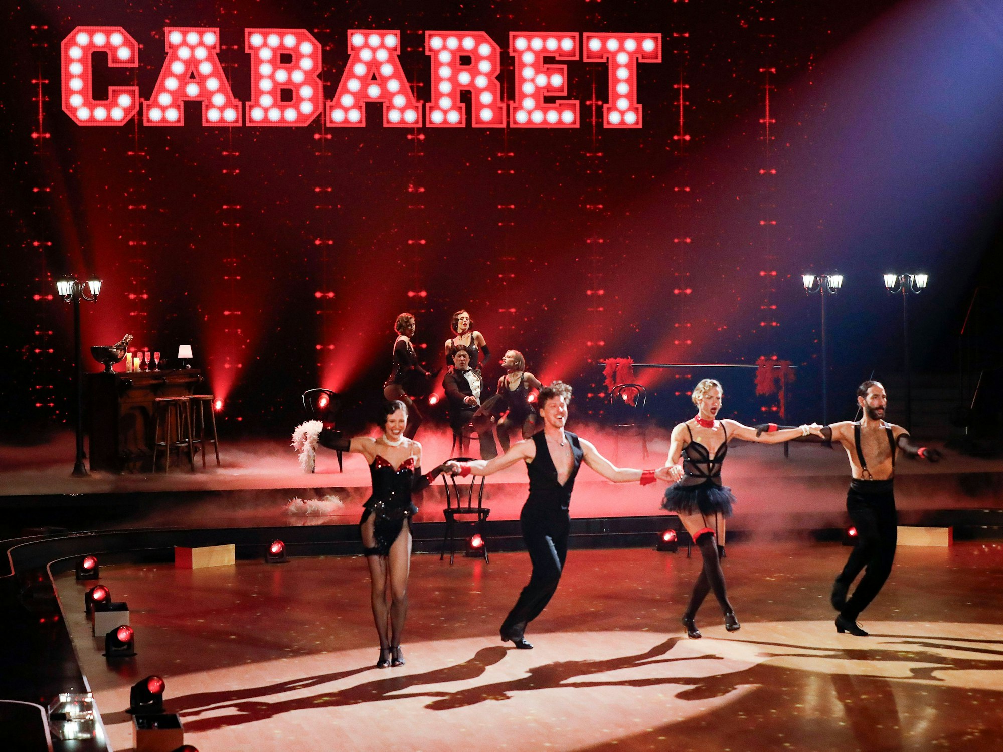 Das Team Llambi in der achten Live-Show der 17. Staffel der RTL-Tanzshow Let s Dance im MMC Coloneum.