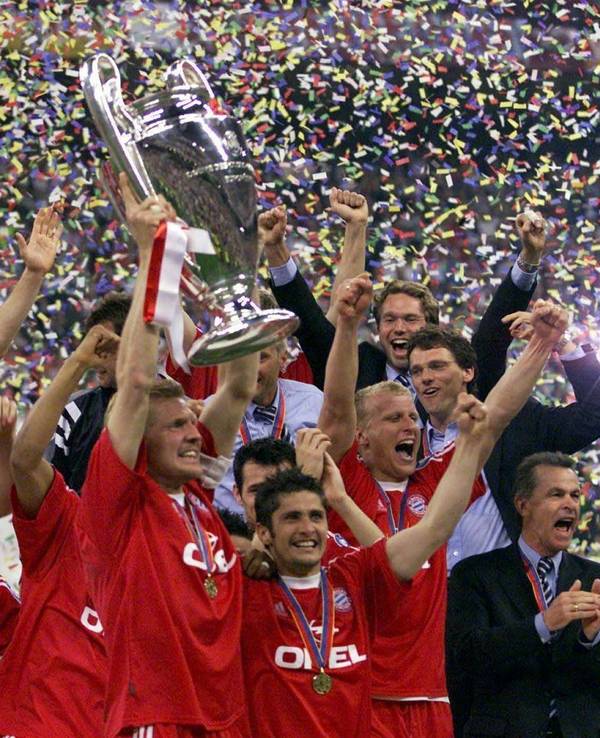 Stefan Effenberg und der FC Bayern München feiern den Champions-League-Sieg 2001.