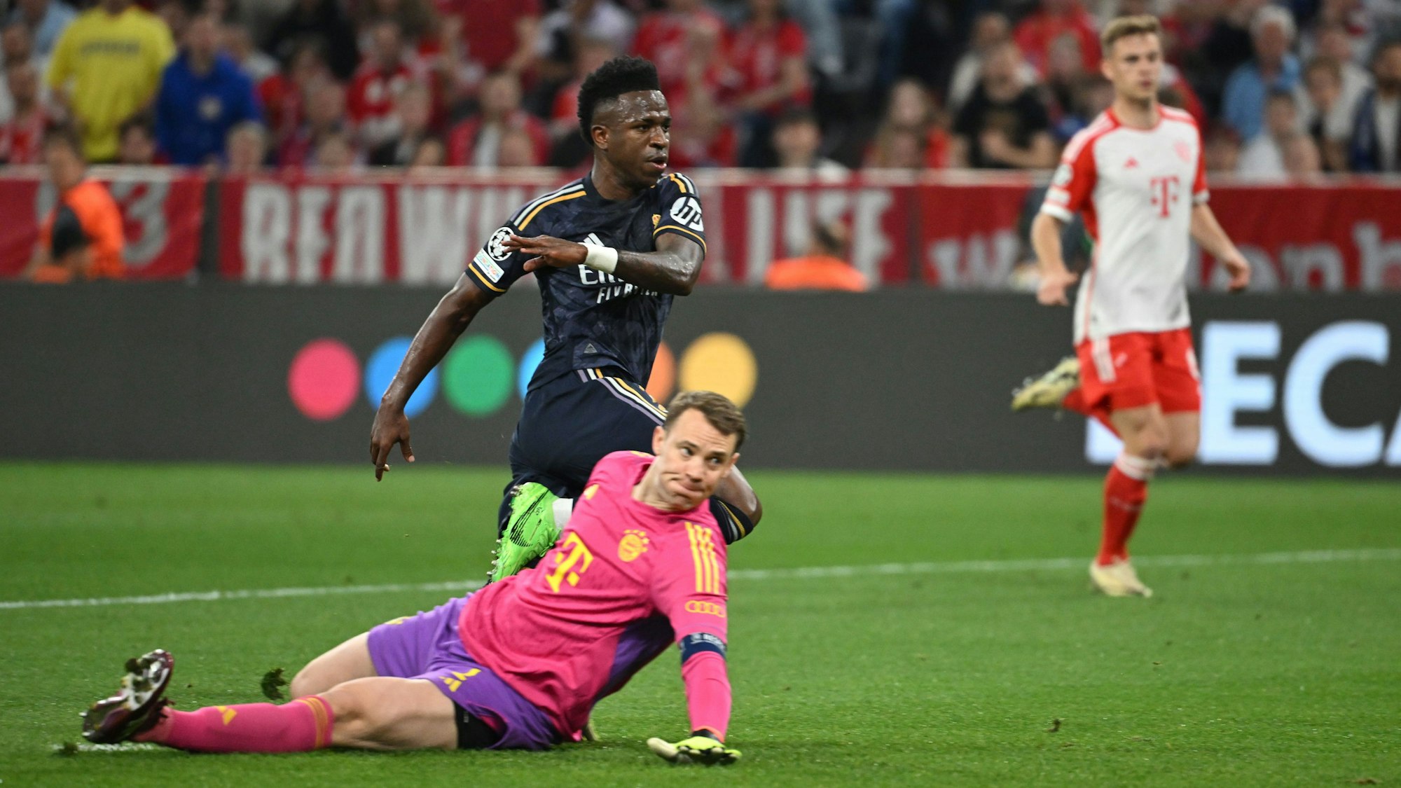 Das 1:0 für Real Madrid gegen den FC Bayern: Vinícius Júnior trifft gegen Manuel Neuer, Joshua Kimmich kann nicht mehr eingreifen.