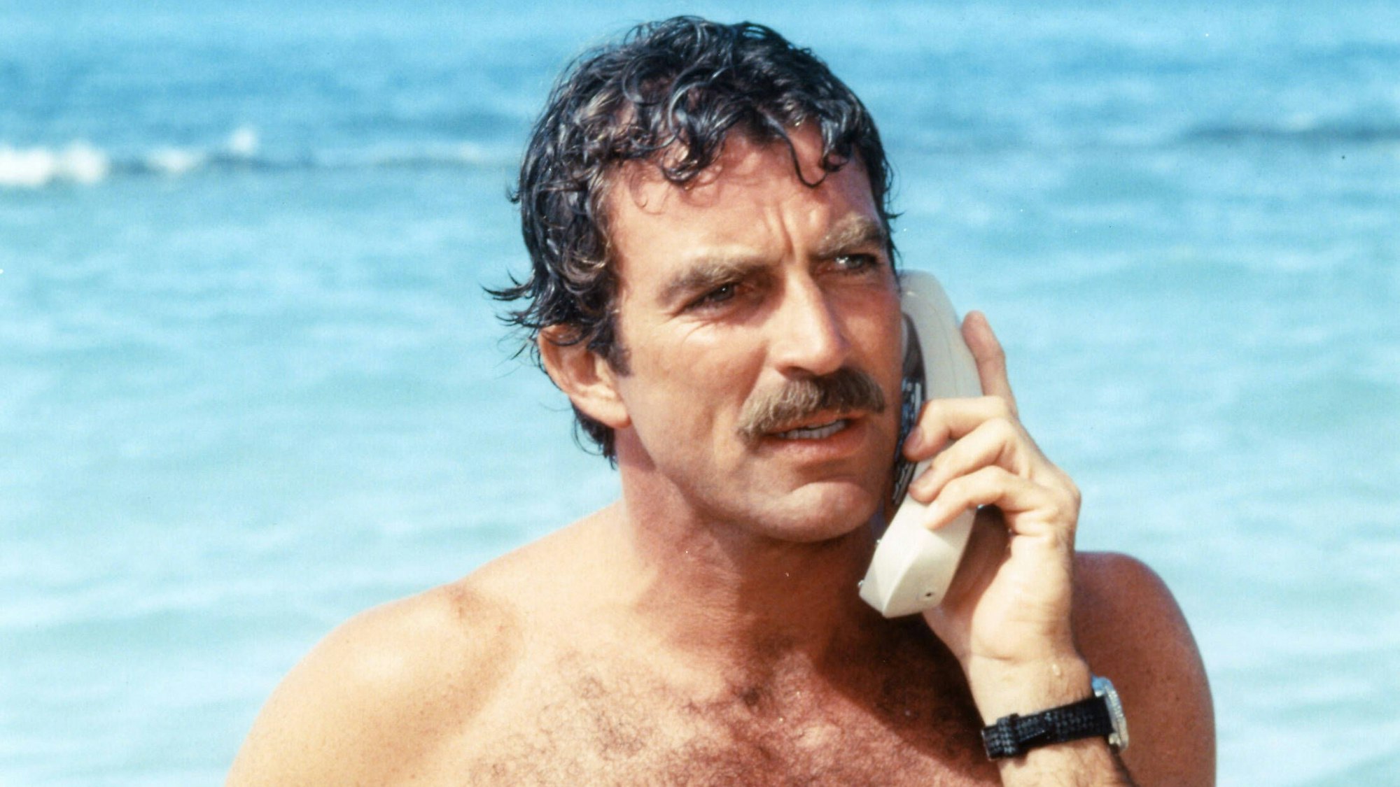Tom Selleck als Thomas Magnum in einer Szene aus den 1980er Jahren