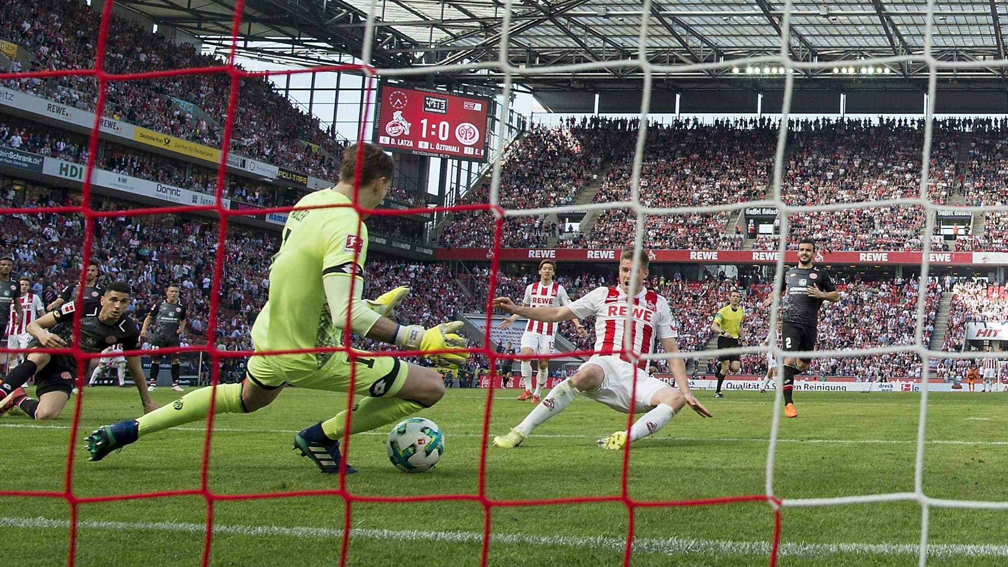 René Adler pariert im Spiel von Mainz 05 beim 1. FC Köln gegen Simon Terodde.