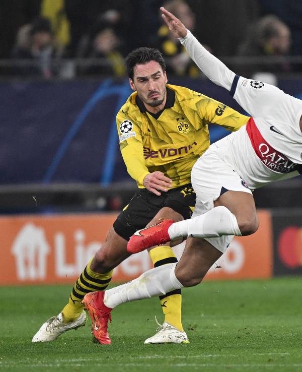 Mats Hummels und Kylian Mbappé beim Gruppen-Duell zwischen Borussia Dortmund und Paris Saint-Germain im Duell um den Ball.