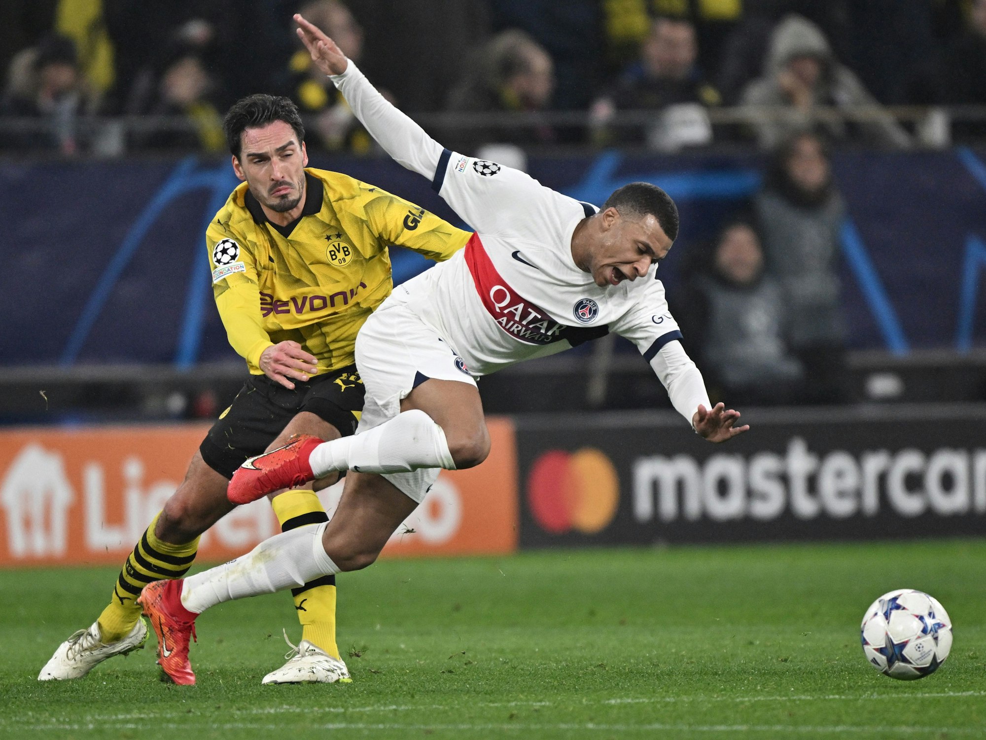 Mats Hummels und Kylian Mbappé beim Gruppen-Duell zwischen Borussia Dortmund und Paris Saint-Germain im Duell um den Ball.