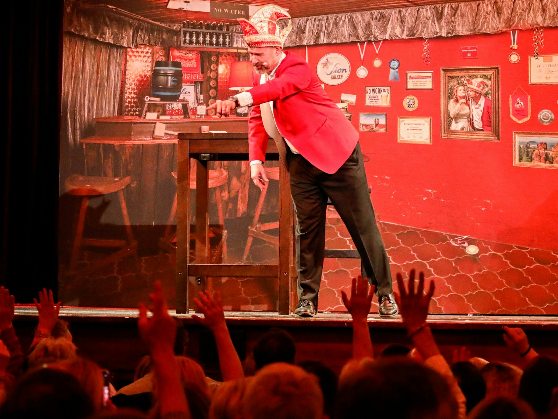 Volker Weininger bei seinem Programm als Sitzungspräsident auf der Bühne.