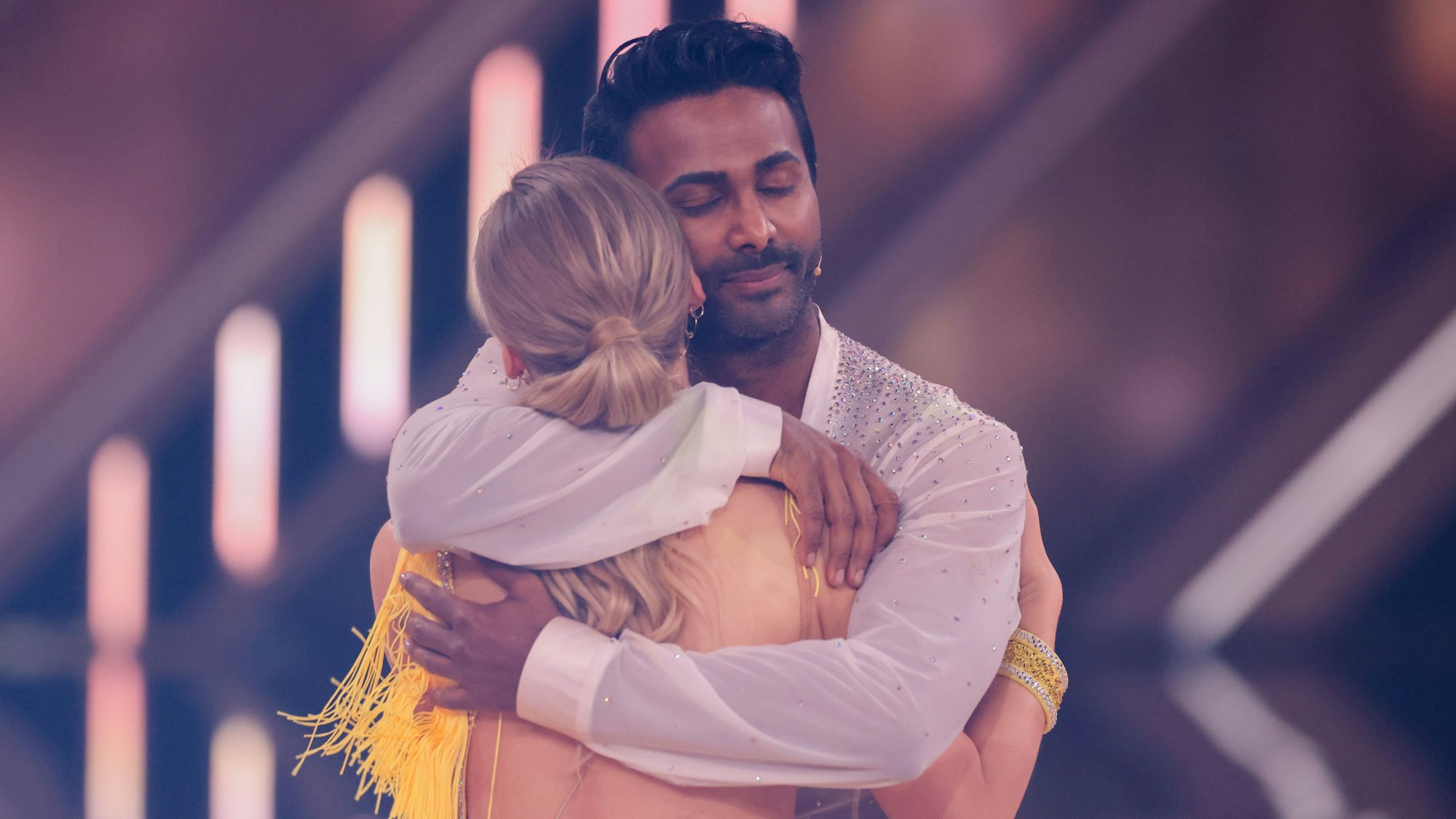 Biyon Kattilathu und Marta Arndt umarmen sich.