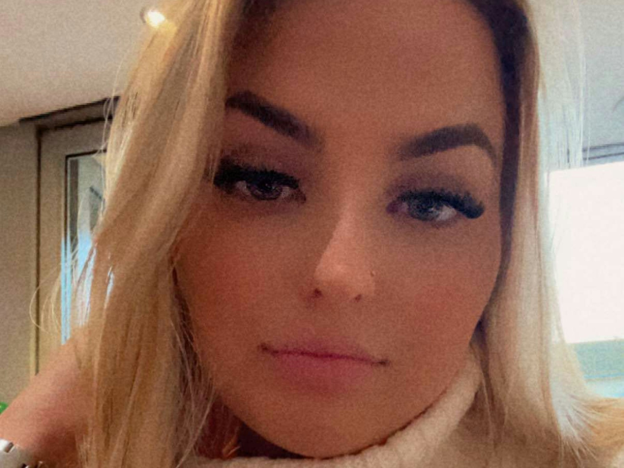 Ella Pick aus Großbritannien fühlte sich nach einer vierwöchigen Reise unwohl, hatte Kopfschmerzen. Ärzte entdeckten einen Knoten in Ellas Gehirn und überbrachten die niederschmetternde Nachricht, dass sie einen unheilbaren und inoperablen Gehirntumor hat. Das Foto wurde von ihr März 2023 auf ihrer Facebook-Seite hochgeladen – Monate vor der Diagnose.