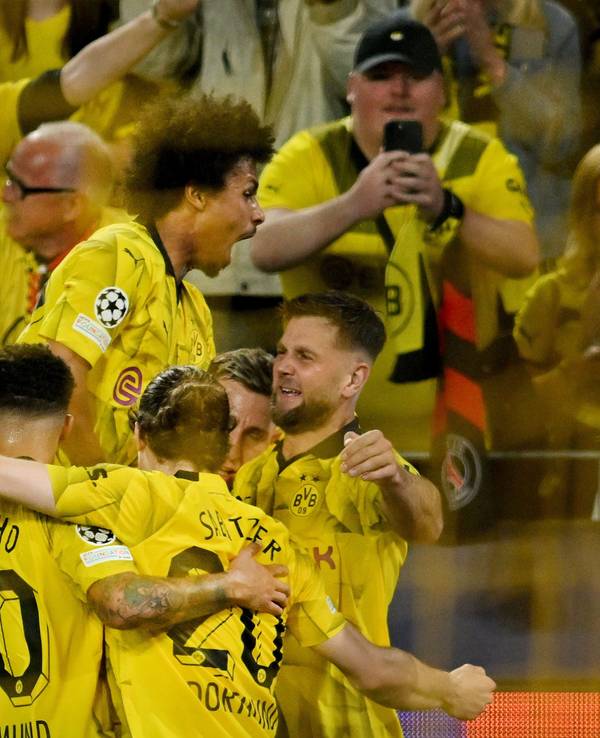 Borussia Dortmund bejubelt den entscheidenden Treffer von Niclas Füllkrug (r.) im Halbfinal-Hinspiel der Champions League gegen Paris Saint-Germain.