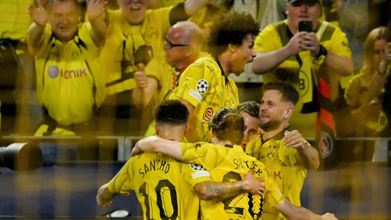 Borussia Dortmund bejubelt den entscheidenden Treffer von Niclas Füllkrug (r.) im Halbfinal-Hinspiel der Champions League gegen Paris Saint-Germain.