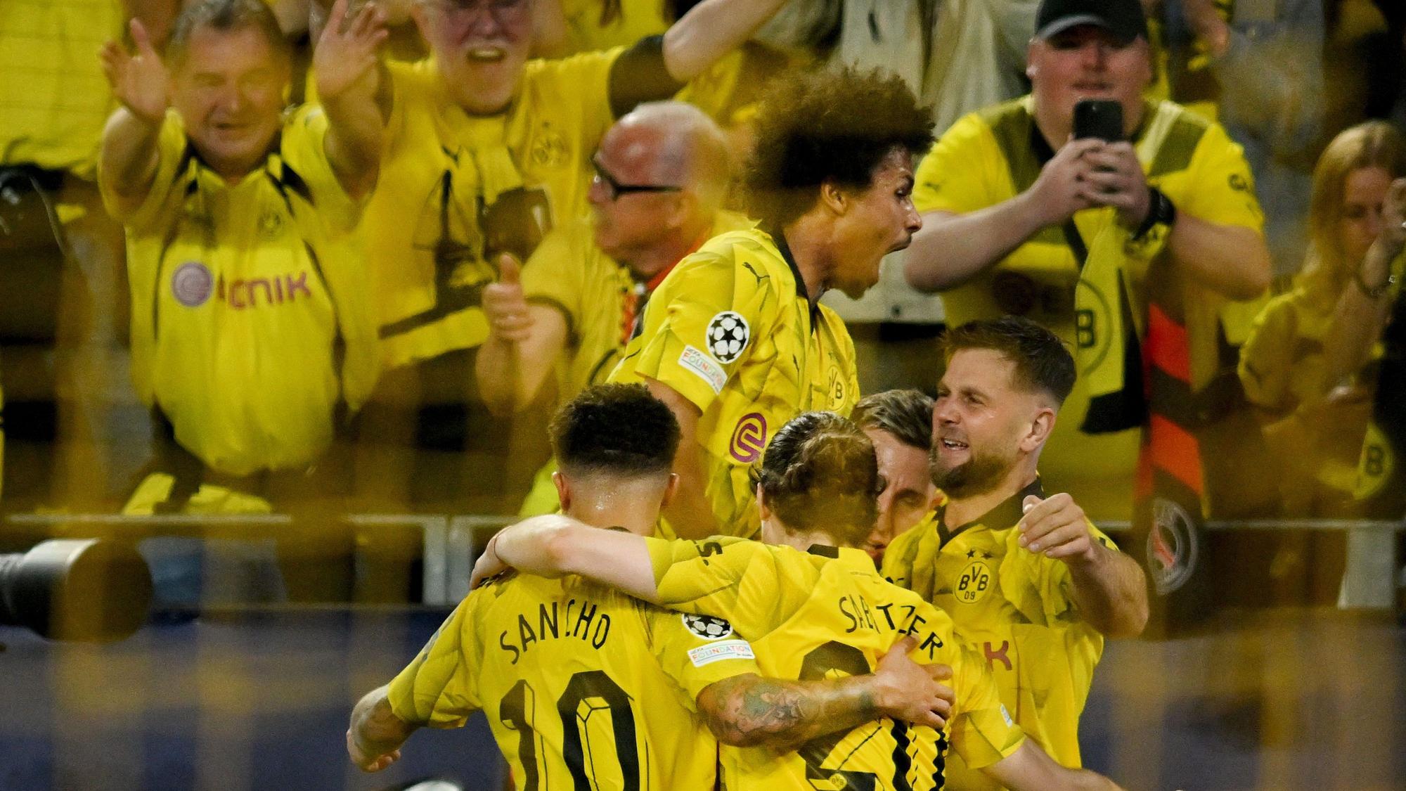 Borussia Dortmund bejubelt den entscheidenden Treffer von Niclas Füllkrug (r.) im Halbfinal-Hinspiel der Champions League gegen Paris Saint-Germain.