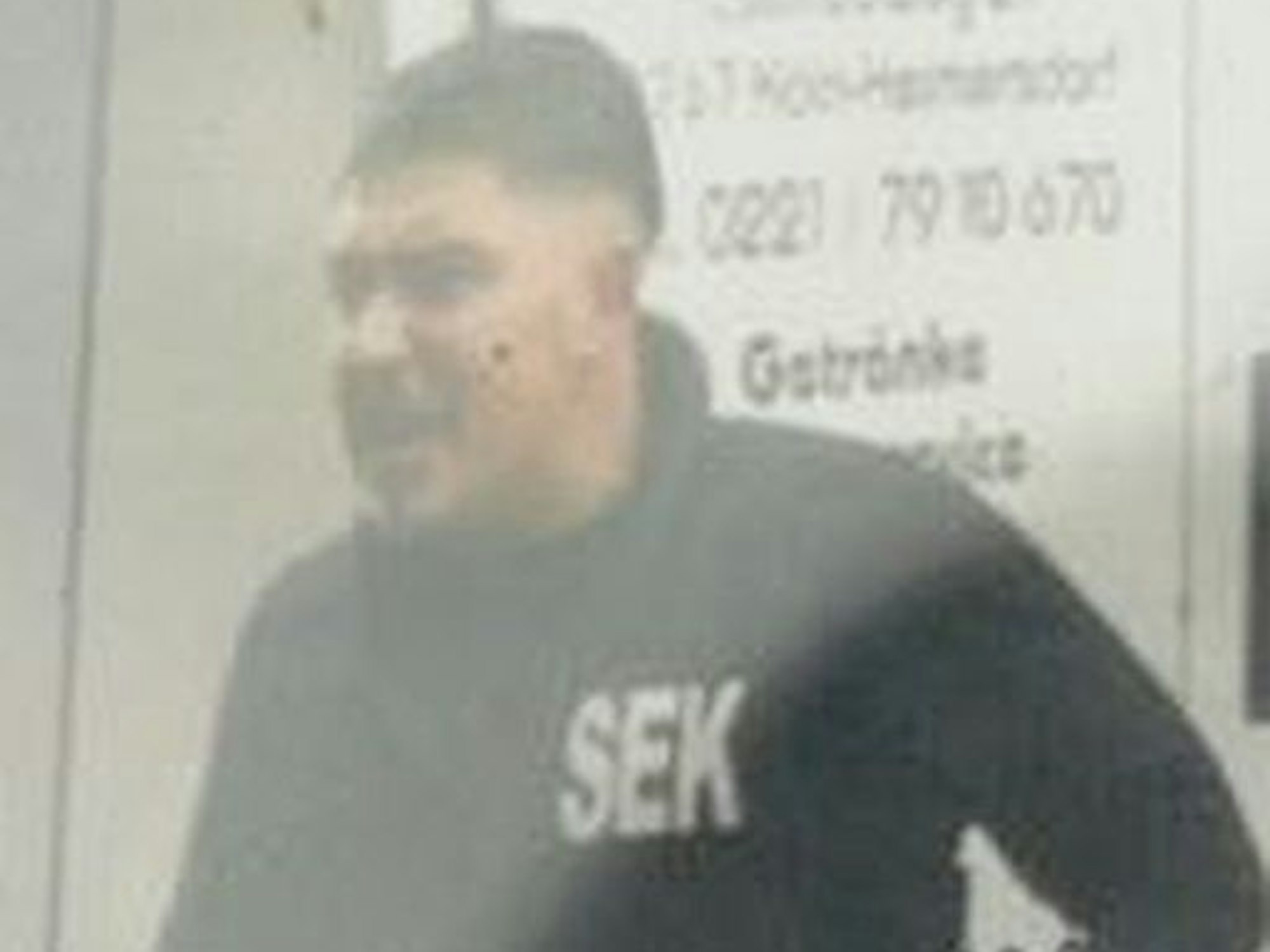 Verdächtiger auf Fahndungsfotos vom 11.11., er brüllt.