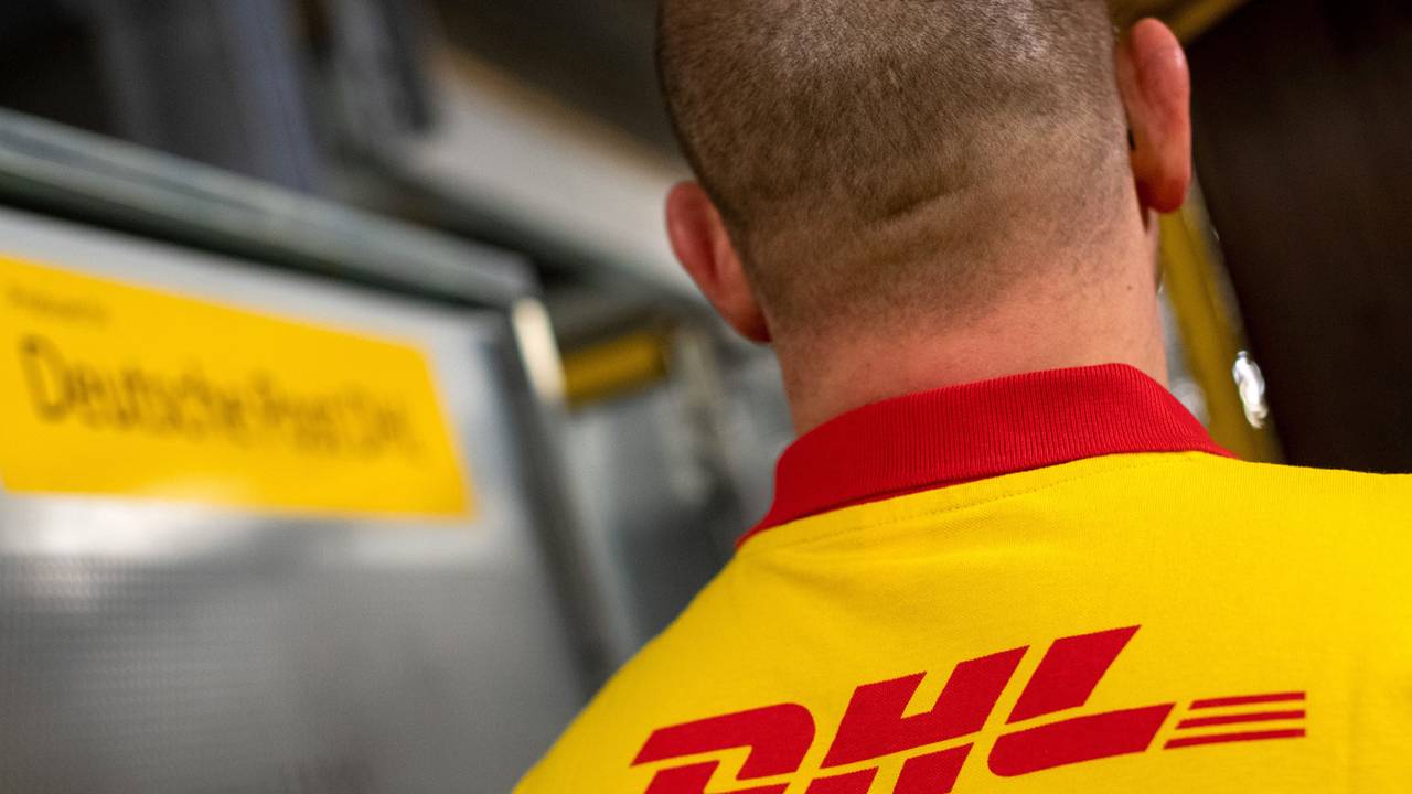 Ein DHL-Mitarbeiter steht im DHL-Paketzentrum.