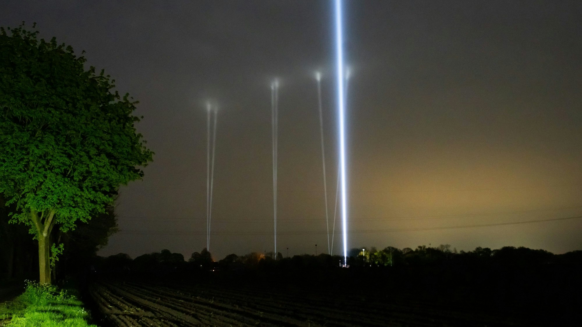 Mehrere Skybeamer leuchten am 26. April in den Nachthimmel. Sie sollen bei der Suche in der Nacht zum Freitag – der bereits vierten Nacht der Suche – helfen.