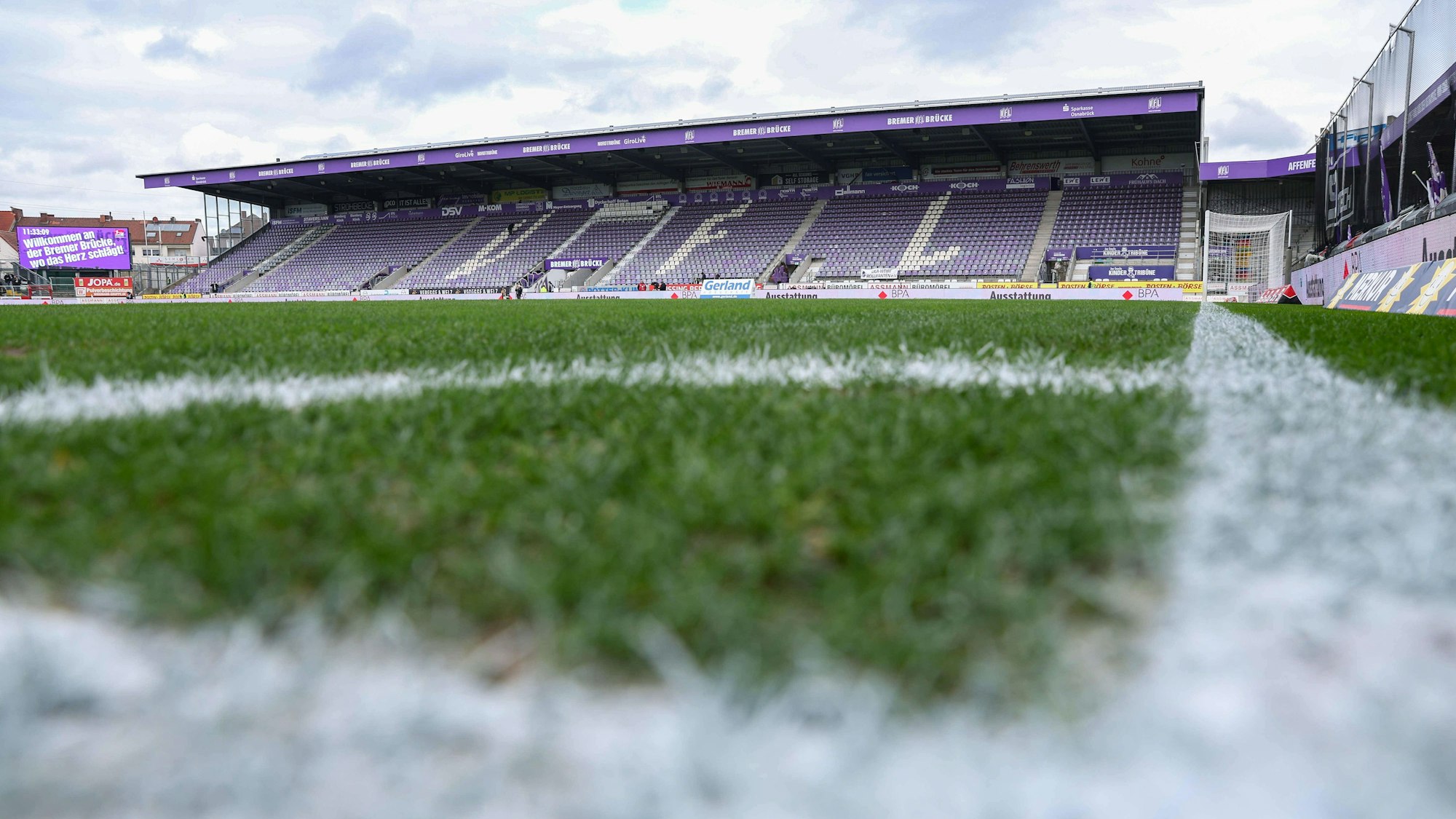 Blick ins Stadion an der Bremer Brücke, Heimspielstätte des VfL Osnabrüc.