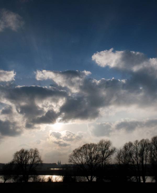 Bislich: Wolken ziehen vorüber.