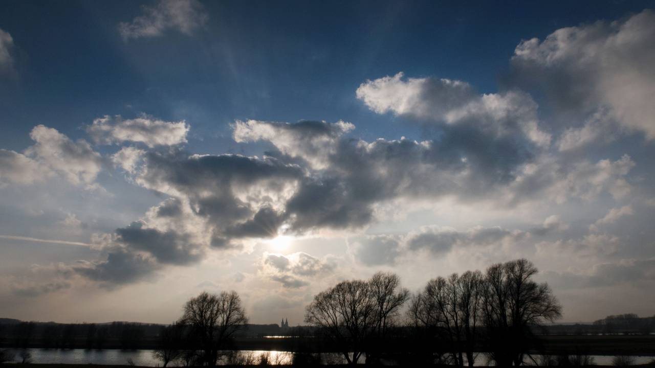 Bislich: Wolken ziehen vorüber.