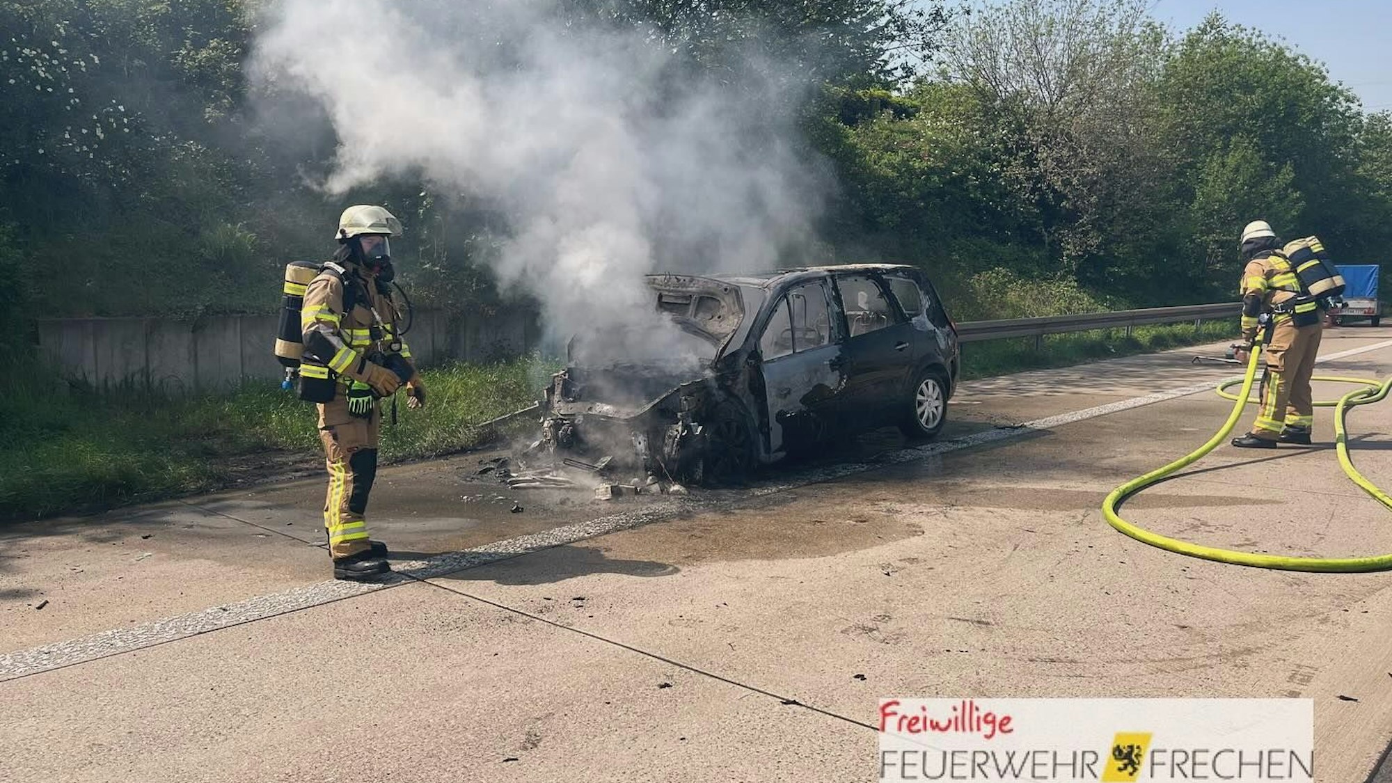 Am 1. Mai teilte die Feuerwehr Frechen ein Foto eines Pkw, das auf der BAB 4 in Fahrtrichtung Köln unter Vollbrand stand.