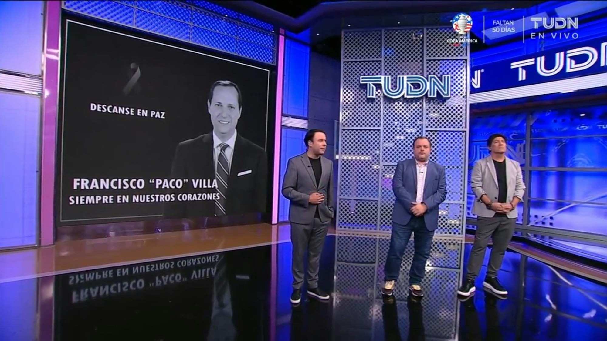 Moderator Alejandro Berry (l.) bei TUDN über den Tod von Kommentator Paco Villa. José Luis López Salido (M.) und Iván Zamorano kommentierten nur wenige Minuten später das BVB-Spiel gegen PSG.
