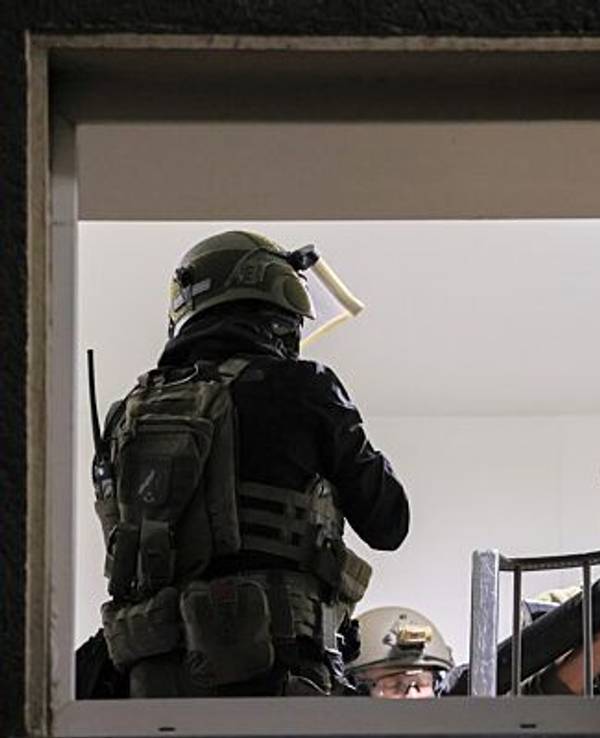Einsatzkräfte eines Spezialeinsatzkommandos bei einem Einsatz.