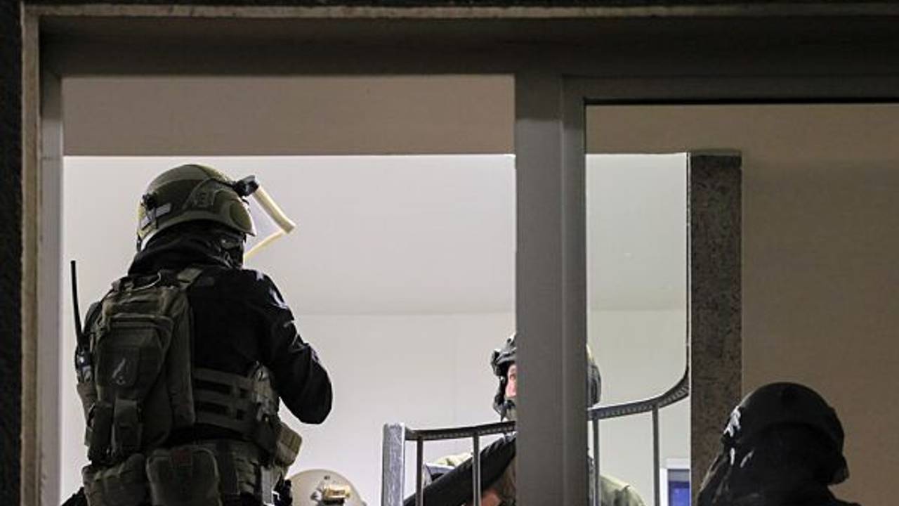 Einsatzkräfte eines Spezialeinsatzkommandos bei einem Einsatz.