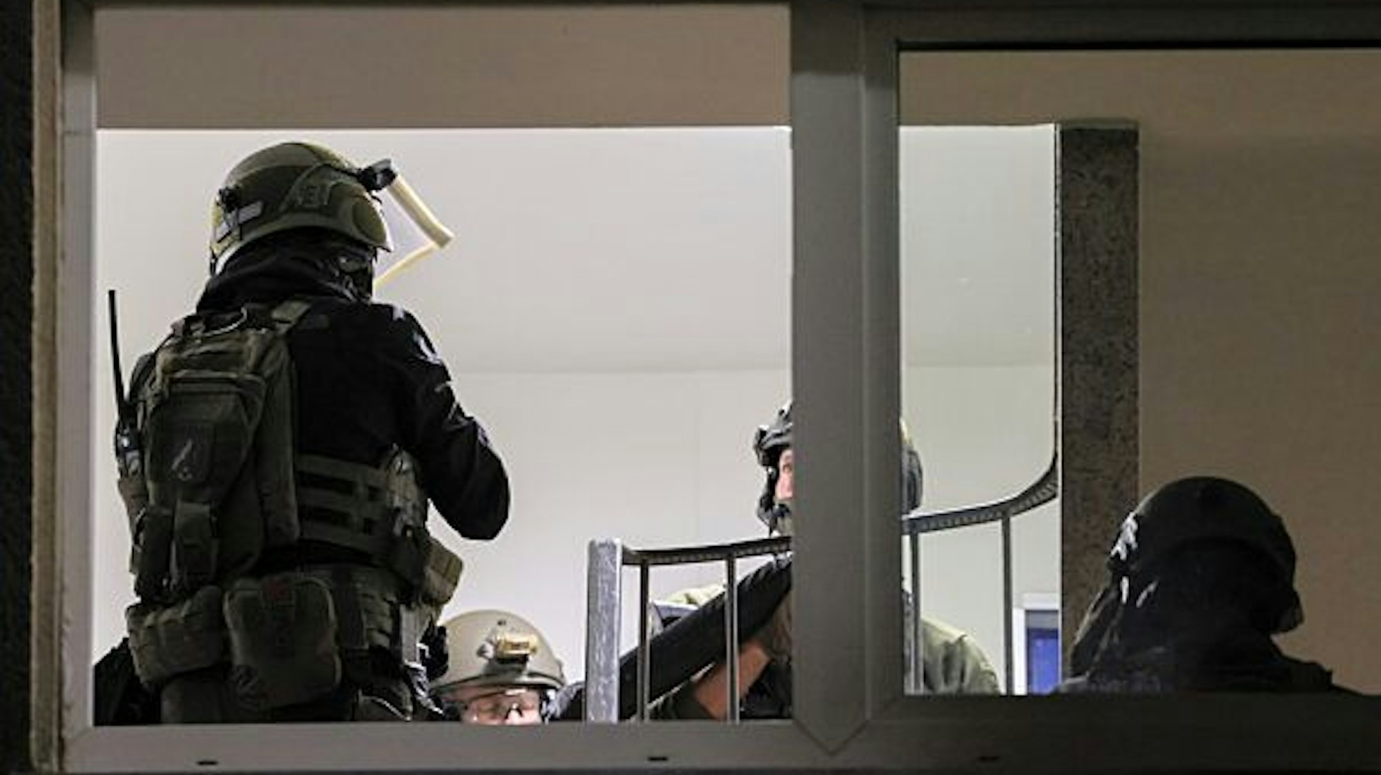 Einsatzkräfte eines Spezialeinsatzkommandos bei einem Einsatz.