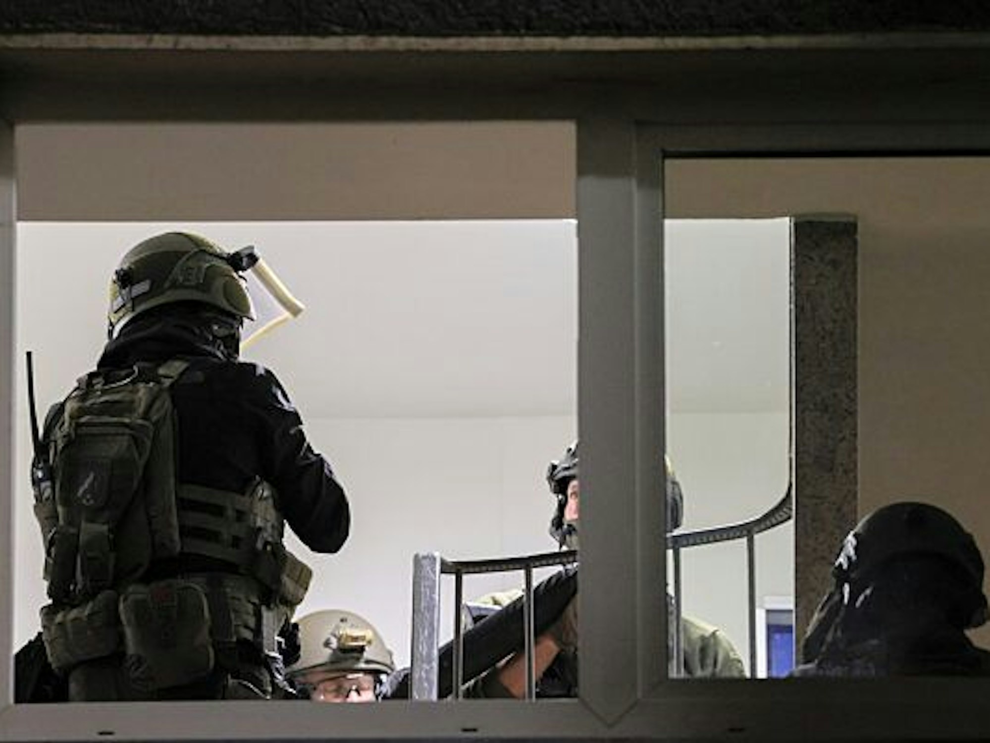 Spezialkräfte der Polizei stehen im Hausflur eines Mehrfamilienhauses. Ein sich selbst als Reichsbürger bezeichnender Mann hat in Velbert Polizisten mit einem Messer bedroht und damit einen SEK-Einsatz ausgelöst.