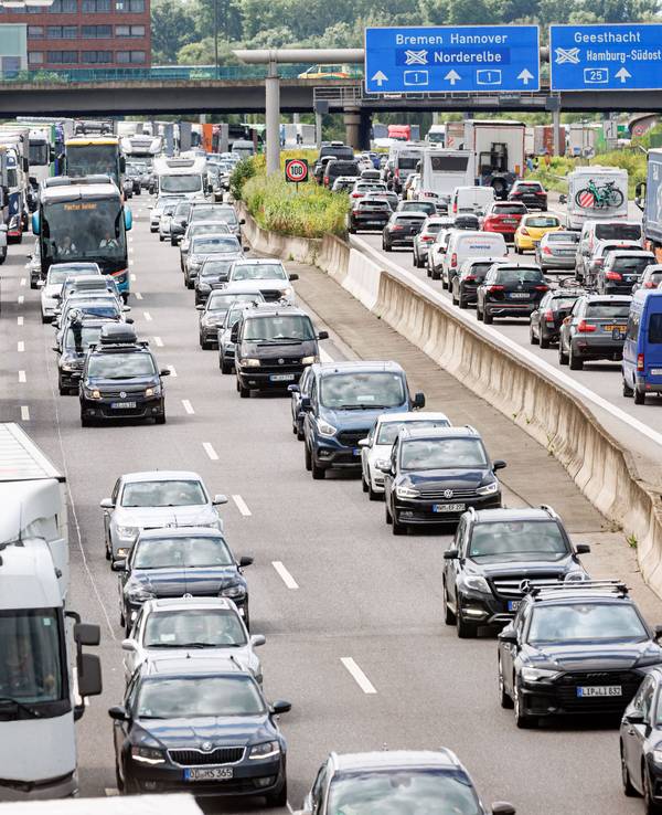 Verkehr staut sich im August 2023 auf der Autobahn A7.