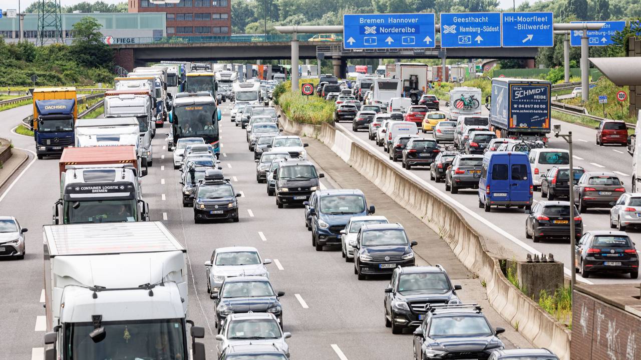 Verkehr staut sich im August 2023 auf der Autobahn A7.