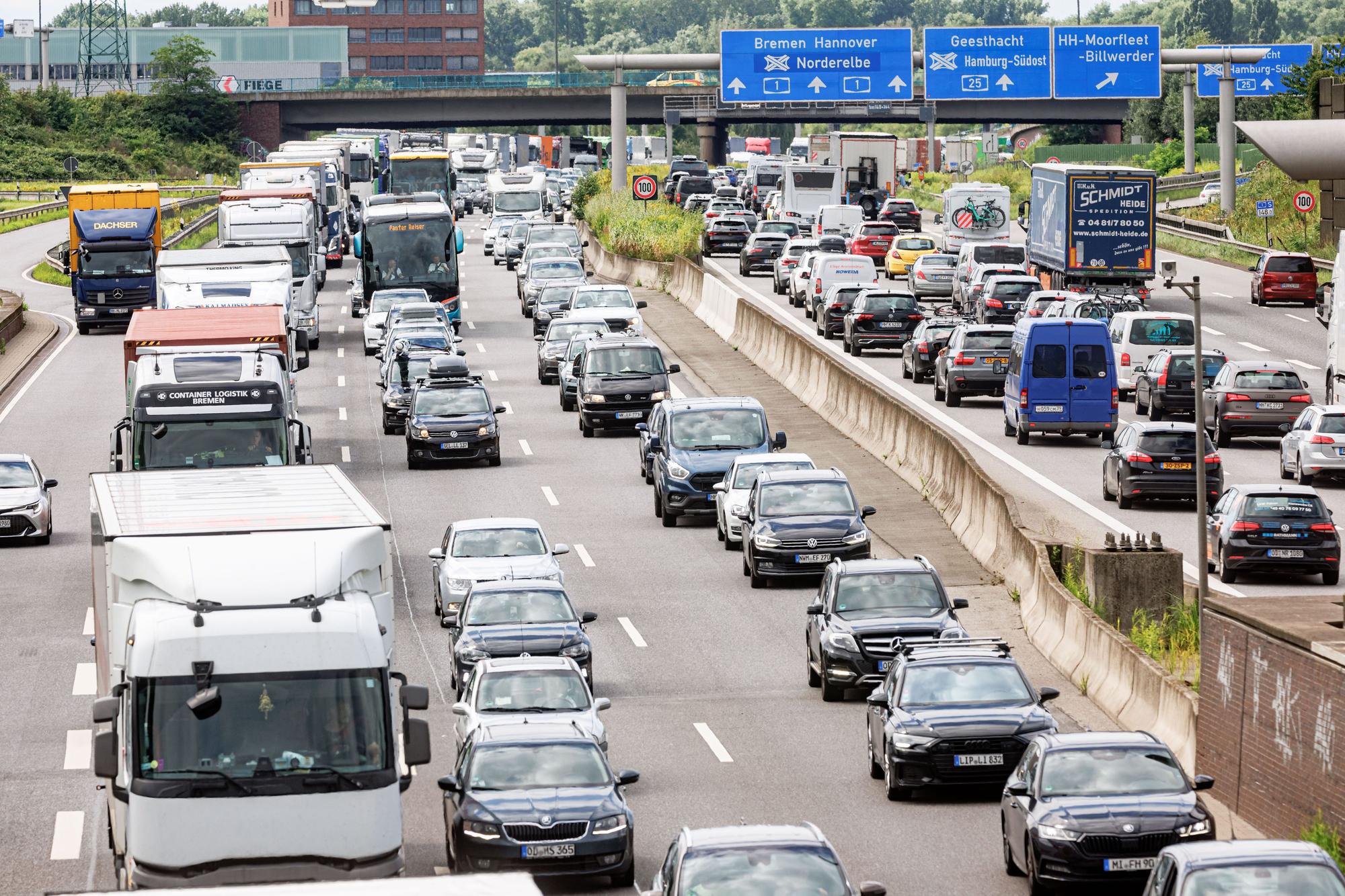 Verkehr staut sich im August 2023 auf der Autobahn A7.