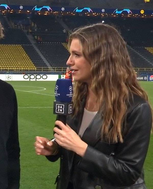 BVB-Trainer Edin Terzic nach dem Hinspiel-Sieg im Halbfinale der Champions League im TV-Interview mit DAZN-Moderatorin Laura Wontorra.