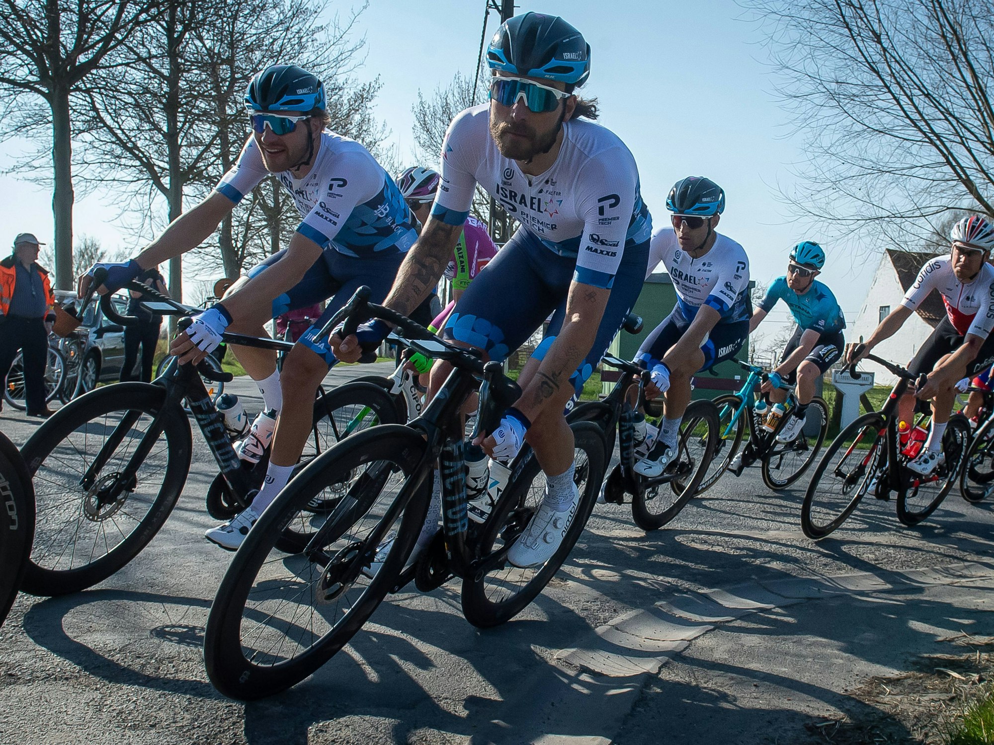 Rick Zabel fährt bei einem Rennen im Feld durch eine Kurve.