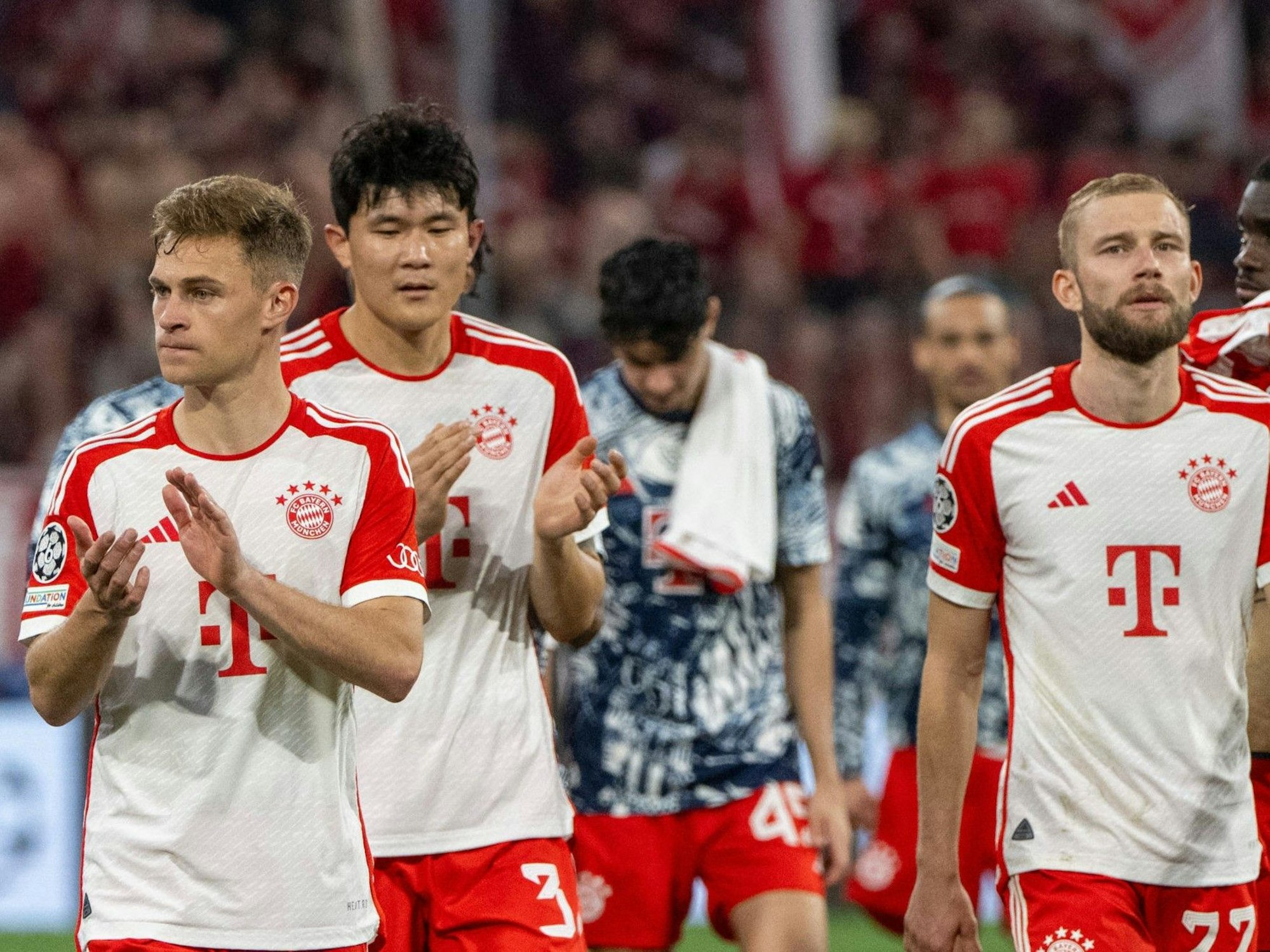 Joshua Kimmich, Min-Jae Kim und Konrad Laimer (von links) nach dem Spiel des FC Bayern gegen Real Madrid a Dienstag (30. April 2024).