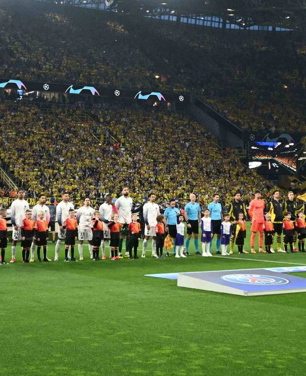 Die Mannschaften von Borussia Dortmund und Paris Saint-Germain stehen vor Beginn des Halbfinal-Hinspiels in der Champions League bei der Hymne auf dem Platz.
