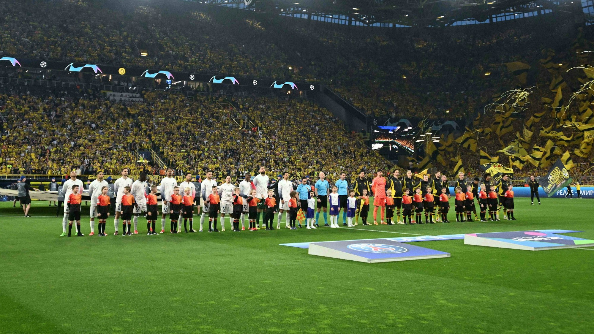 Die Mannschaften von Borussia Dortmund und Paris Saint-Germain stehen vor Beginn des Halbfinal-Hinspiels in der Champions League bei der Hymne auf dem Platz.