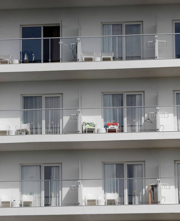 Balkone an einem Hotel am Strand von Arenal.