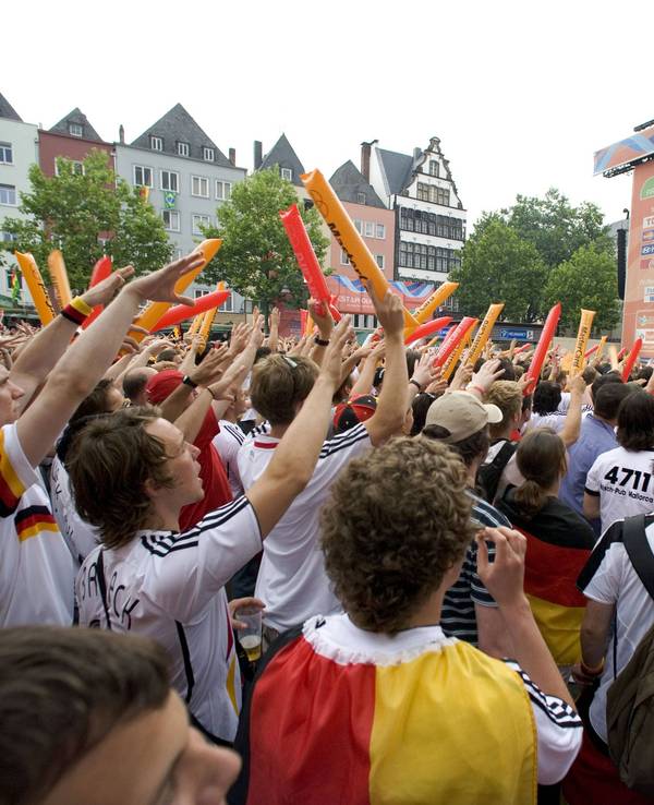 Public Viewing deutscher Fans auf dem Heumarkt in Köln bei der WM 2006.