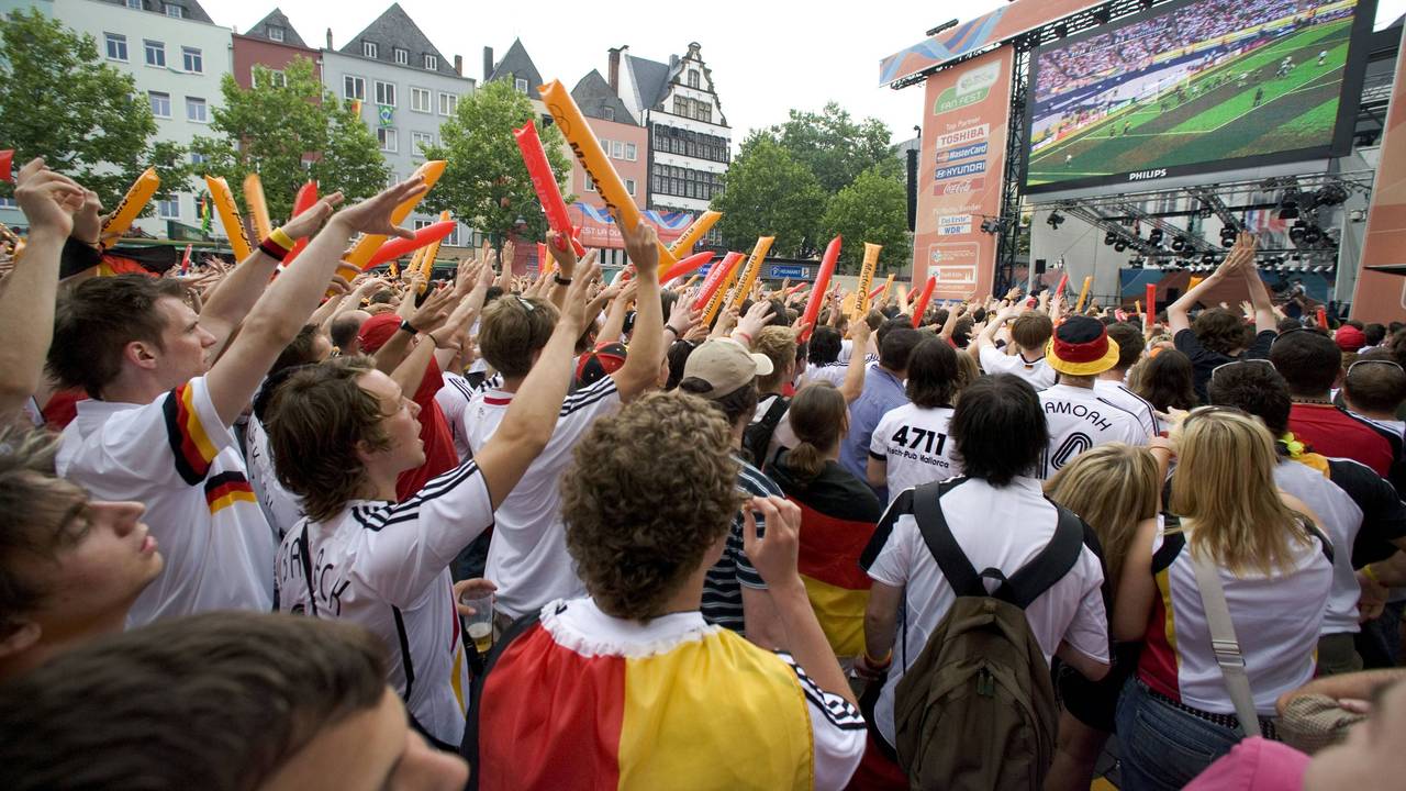 Public Viewing deutscher Fans auf dem Heumarkt in Köln bei der WM 2006.