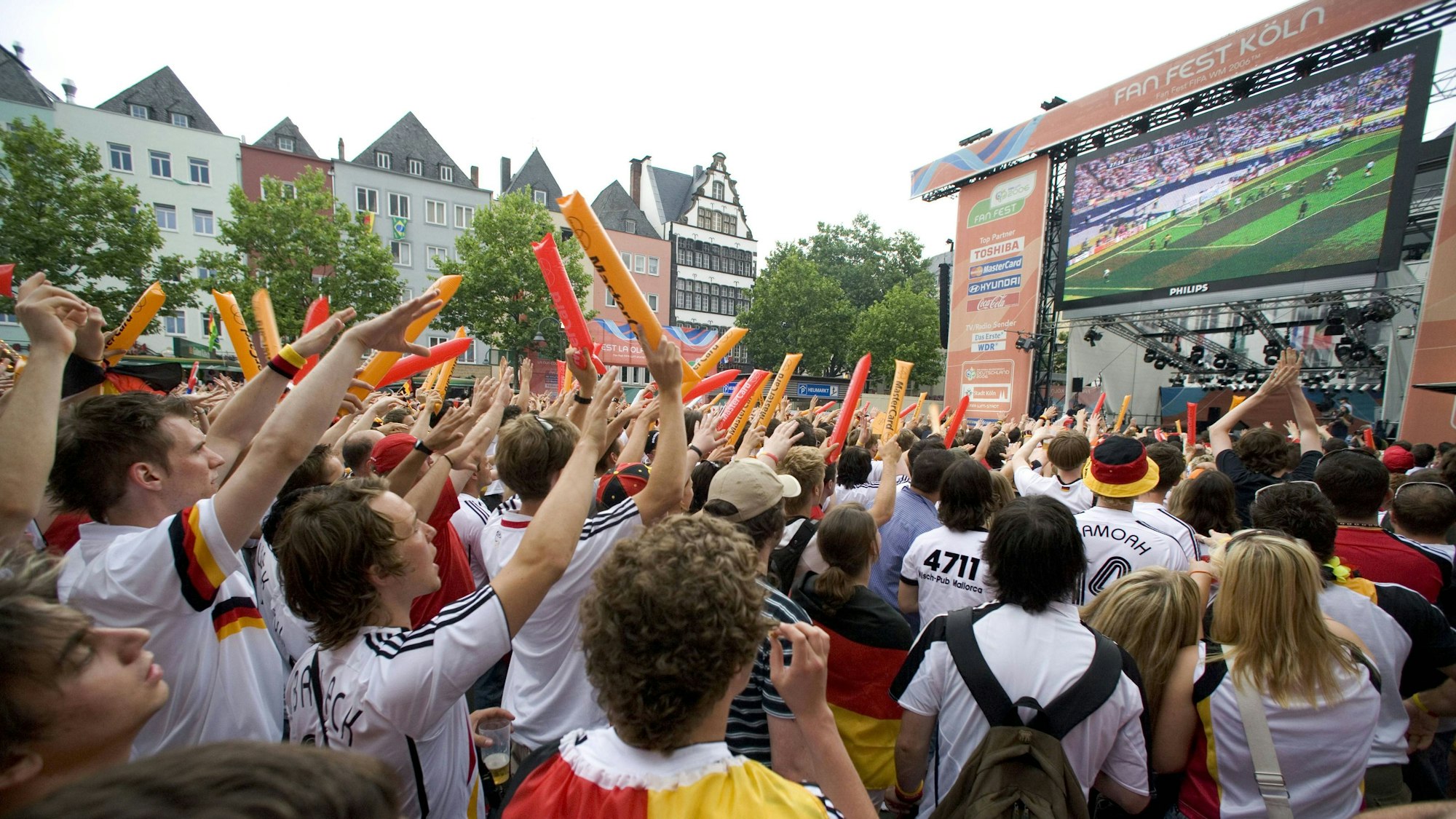 Public Viewing deutscher Fans auf dem Heumarkt in Köln bei der WM 2006.