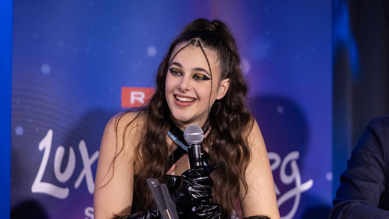 Tali spricht auf einer Pressekonferenz in ein Mikrofon.